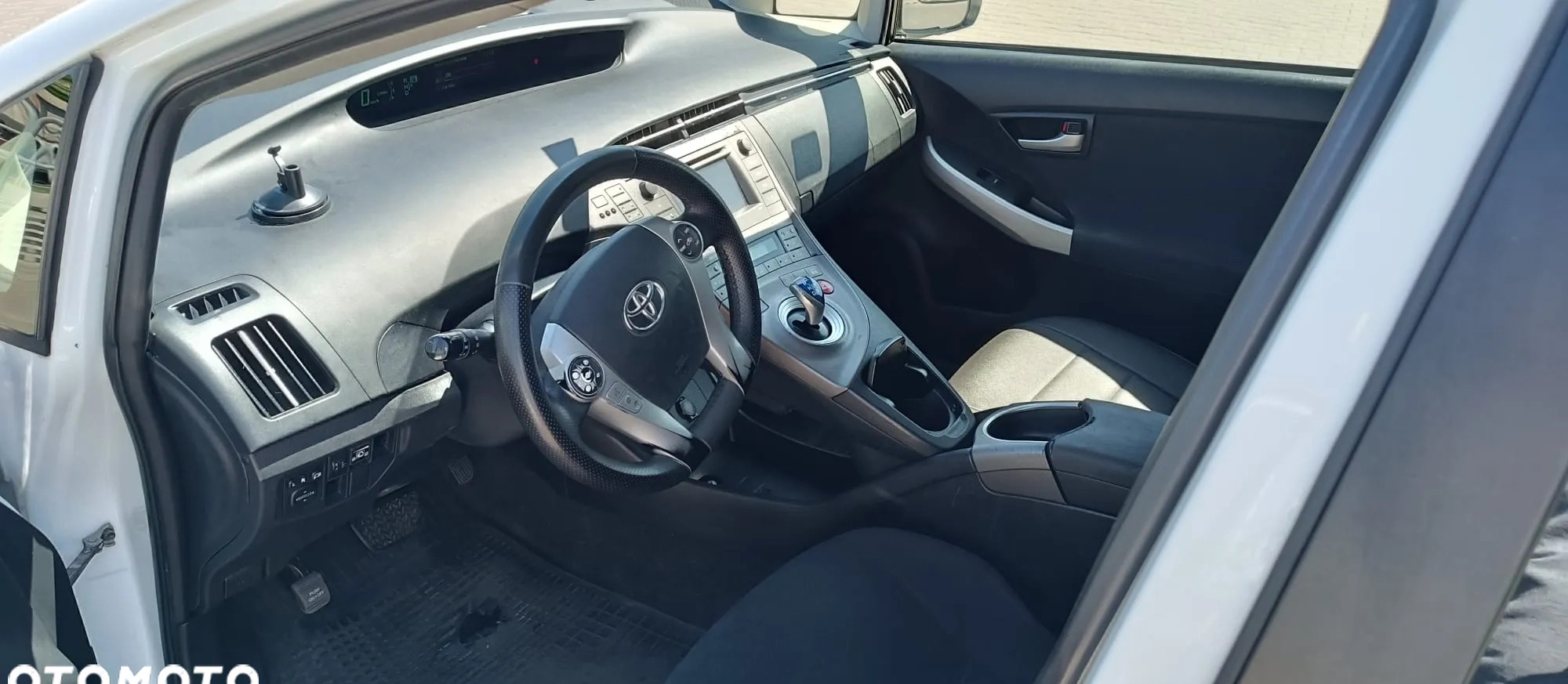Toyota Prius cena 34990 przebieg: 434000, rok produkcji 2014 z Warszawa małe 137